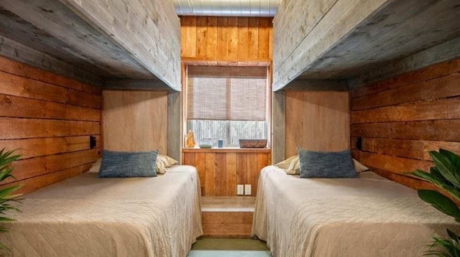 Second bunk room with twin beds